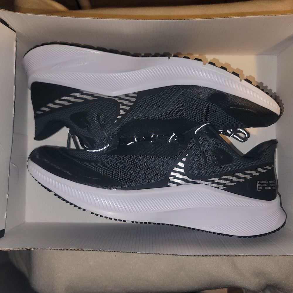 Nike Quest 3 Shield in Black and White